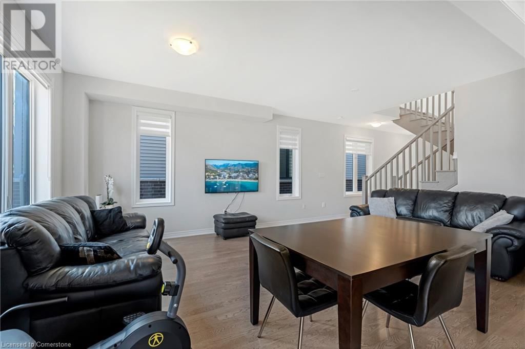 127 STARFIRE CRESCENT Image 18