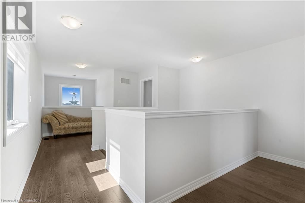 127 STARFIRE CRESCENT Image 22