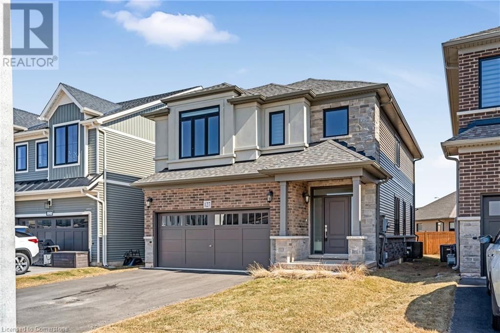 127 STARFIRE CRESCENT Image 3