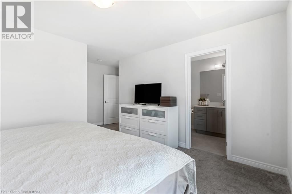 127 STARFIRE CRESCENT Image 31