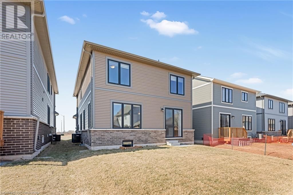 127 STARFIRE CRESCENT Image 38