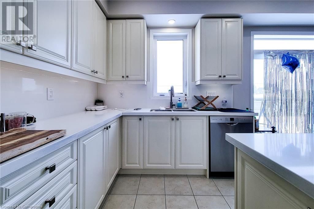 24 ESTHER CRESCENT Image 18