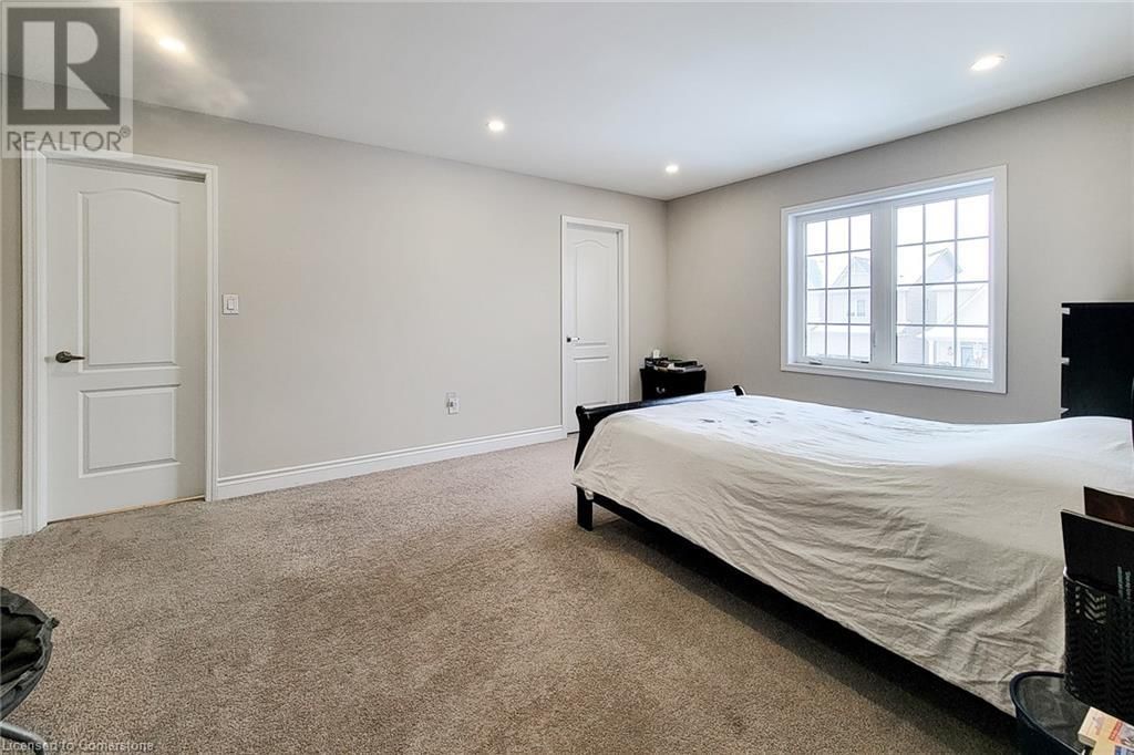 24 ESTHER CRESCENT Image 31