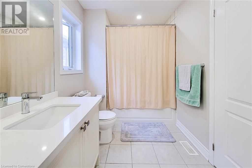 24 ESTHER CRESCENT Image 33