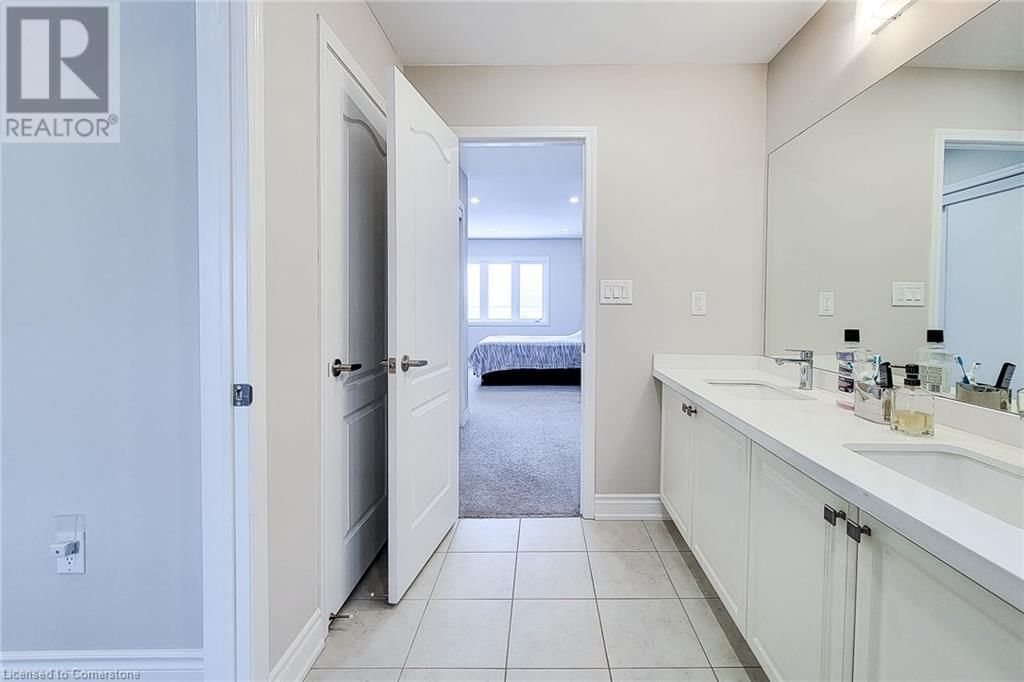 24 ESTHER CRESCENT Image 34