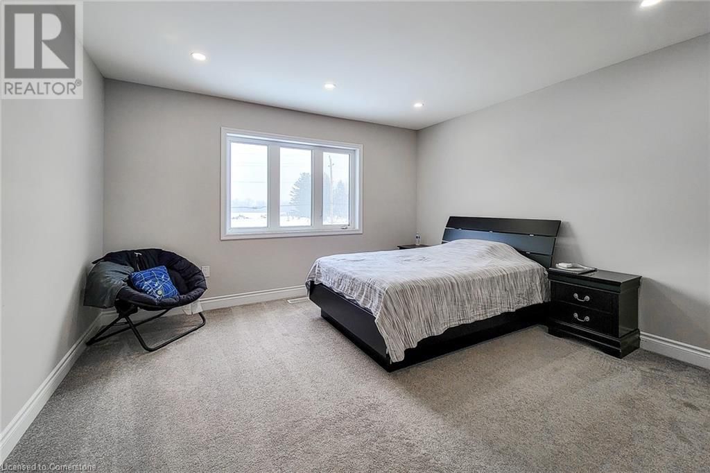 24 ESTHER CRESCENT Image 37