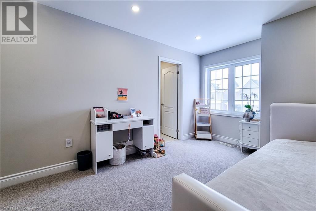 24 ESTHER CRESCENT Image 39