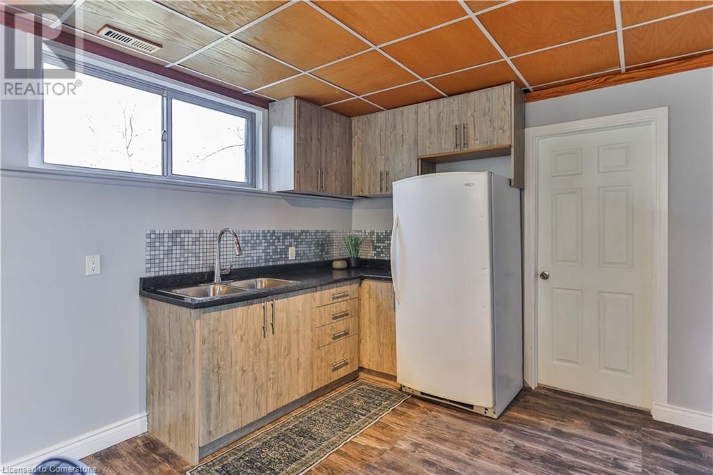 98 THOMAS AVENUE Image 33