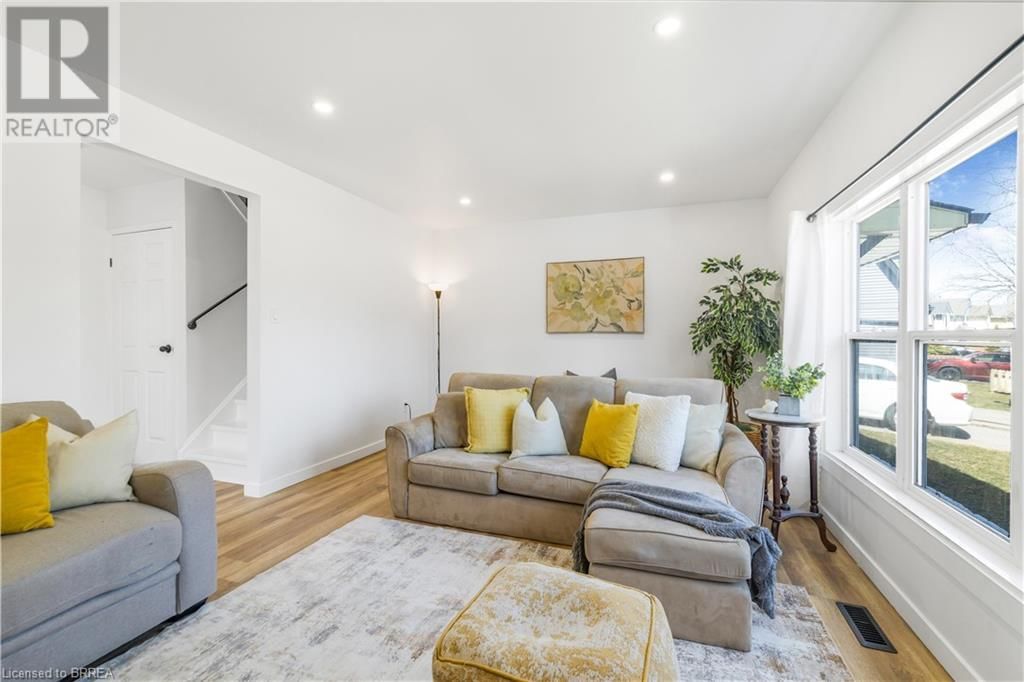 32 ENFIELD CRESCENT Image 2