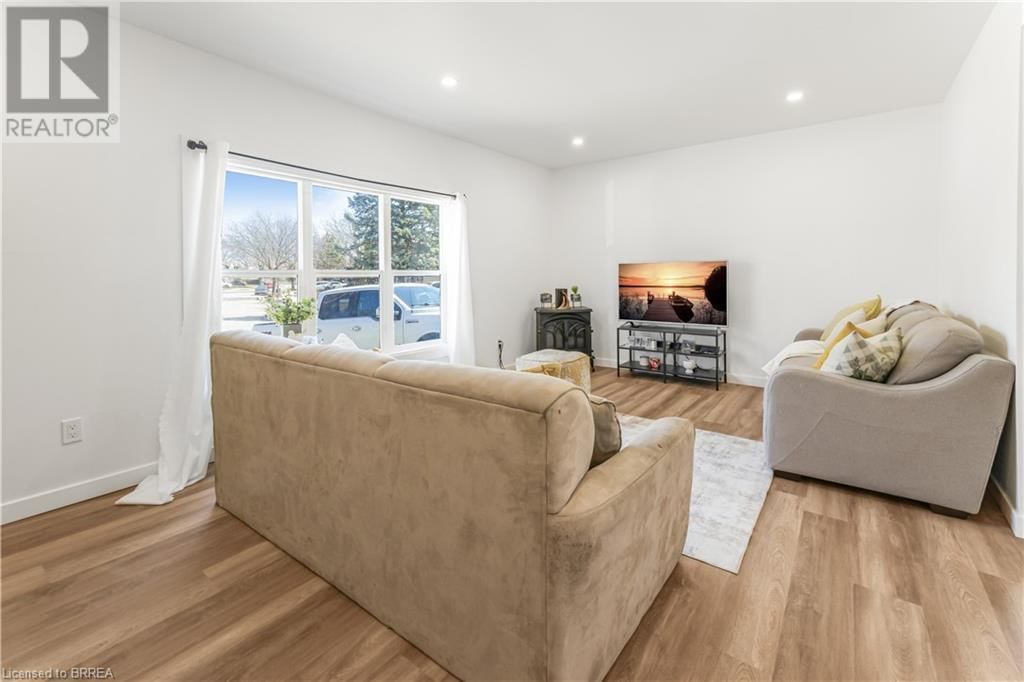 32 ENFIELD CRESCENT Image 3