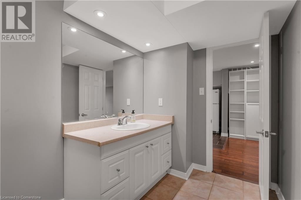563 GUELPH STREET Image 33
