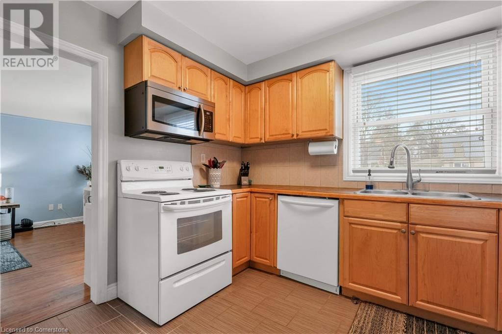 563 GUELPH STREET Image 11