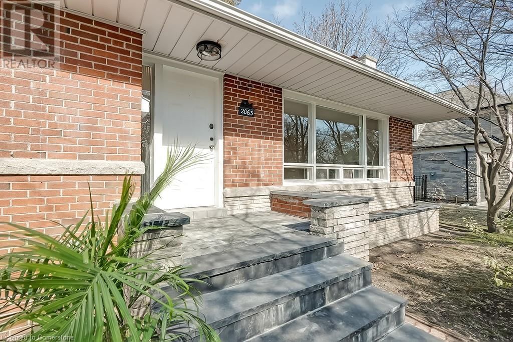 2063 GLENFOREST CRESCENT Image 2