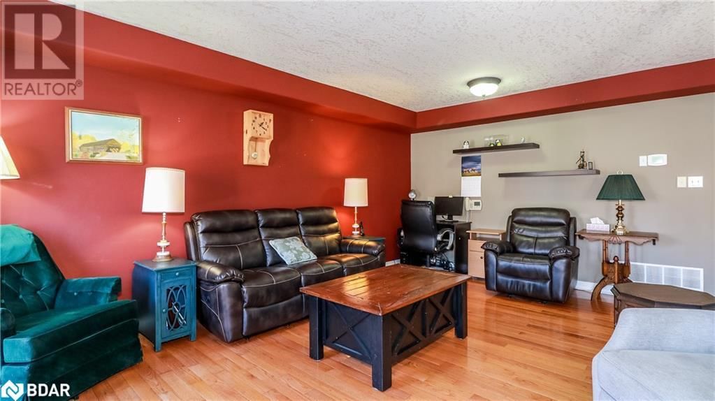 40 BENJAMIN LANE Image 12