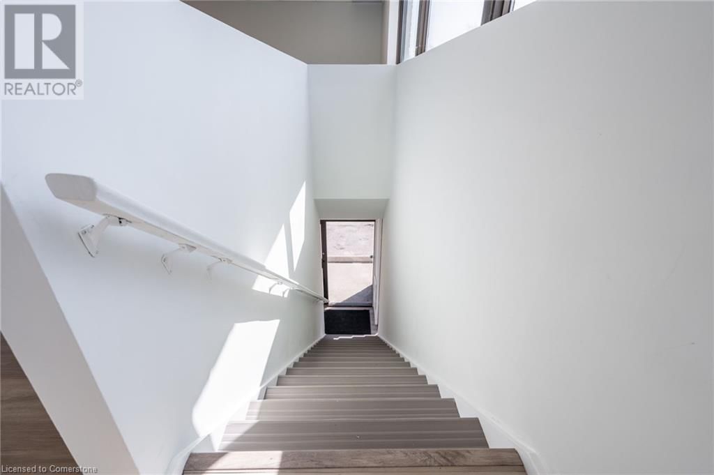 2ND FLOOR - 237 PARKDALE AVENUE NORTH Image 8