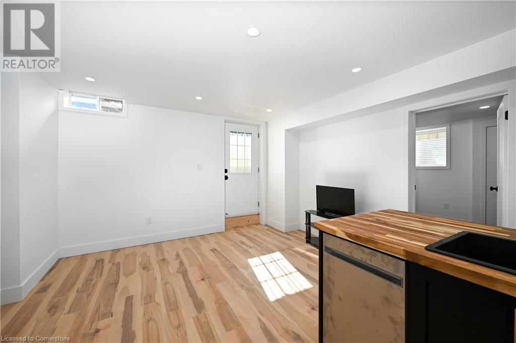 B - 111 IRWIN AVENUE Image 11