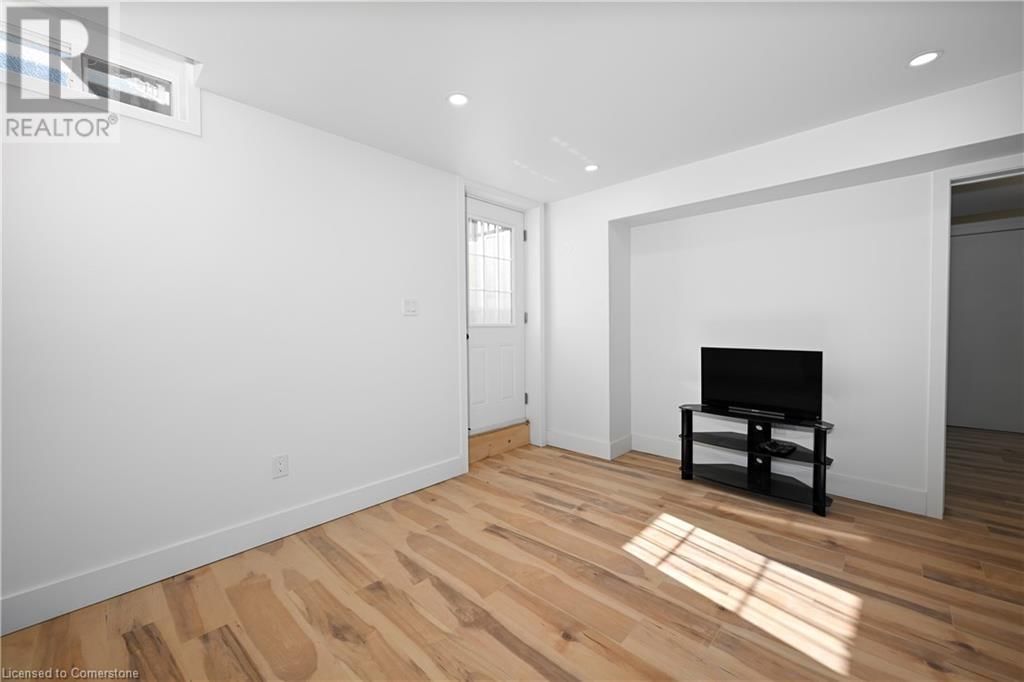 B - 111 IRWIN AVENUE Image 12