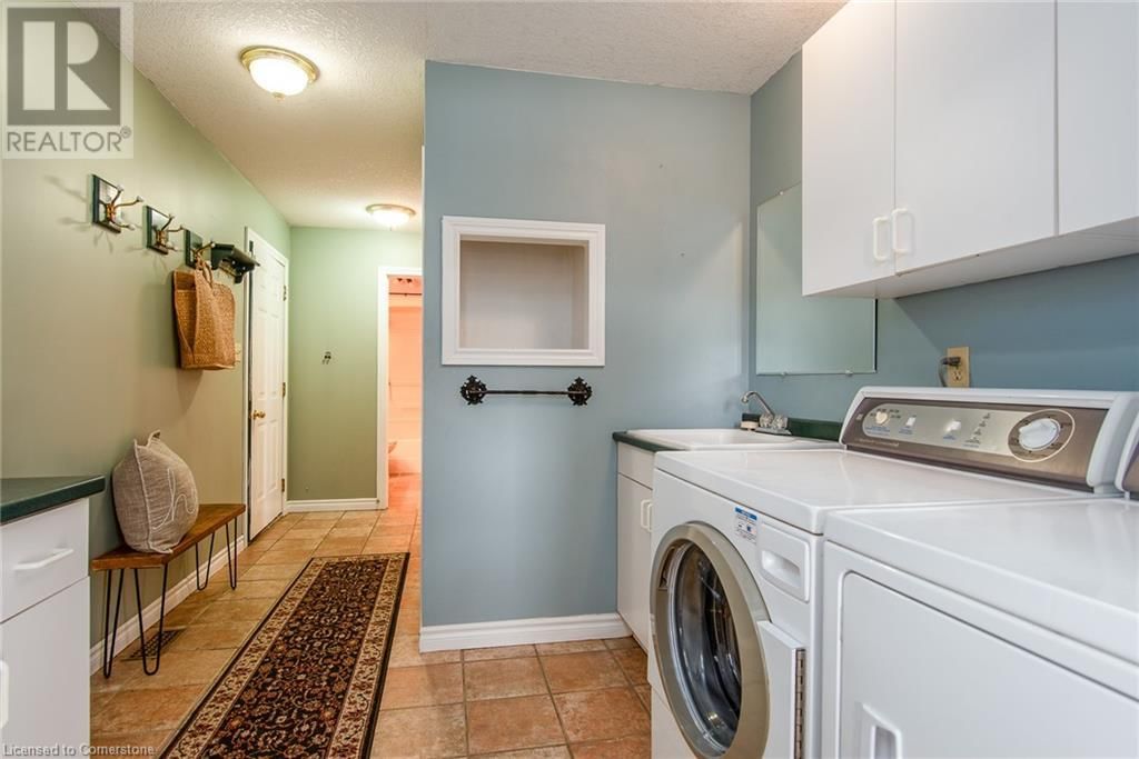 2496 ARTHUR STREET NORTH Image 32