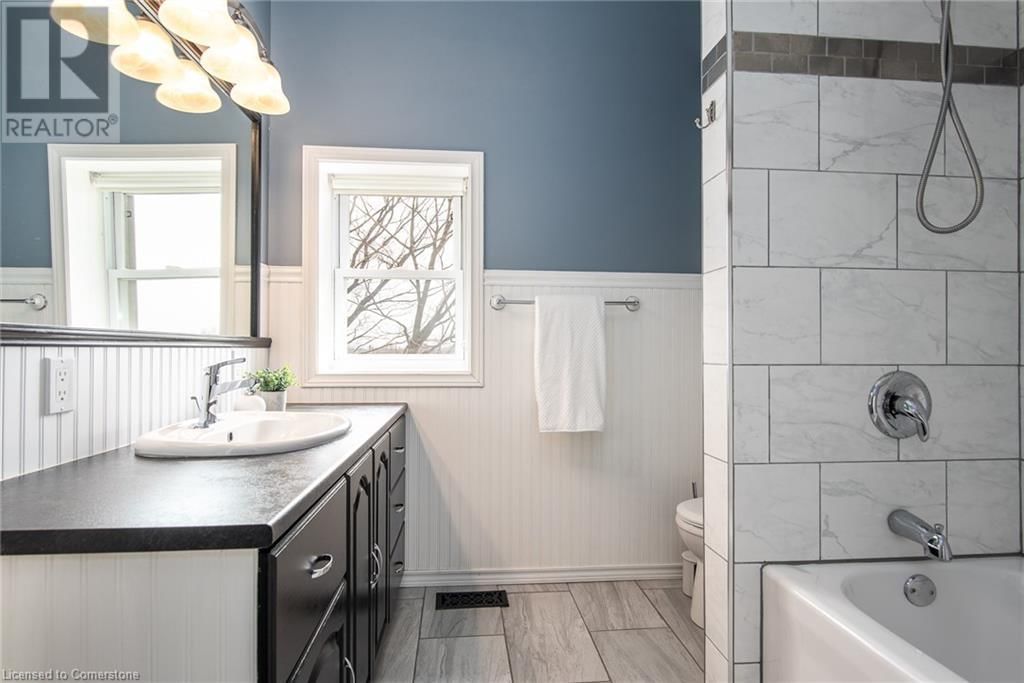 2496 ARTHUR STREET NORTH Image 38