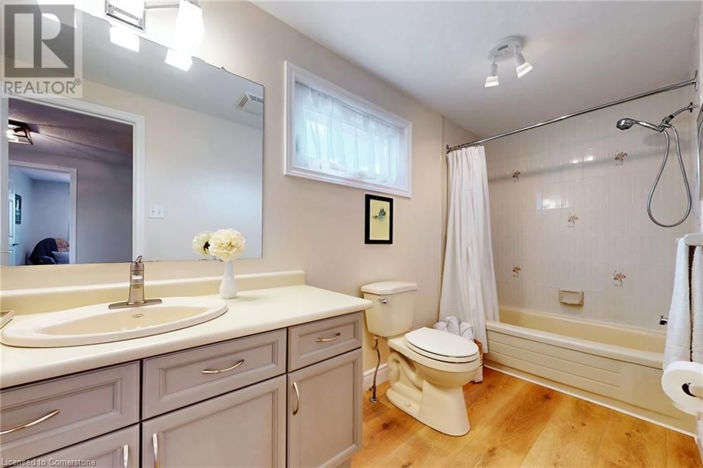 530 BURNETT AVENUE Image 32
