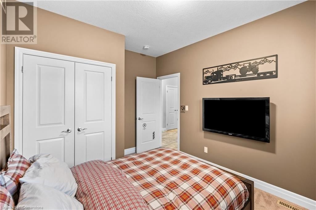 100 TAMARACK BOULEVARD Image 31