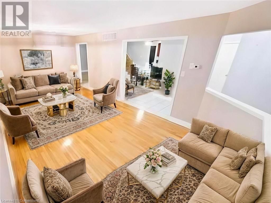 UPPER - 381 CRERAR DRIVE Image 3
