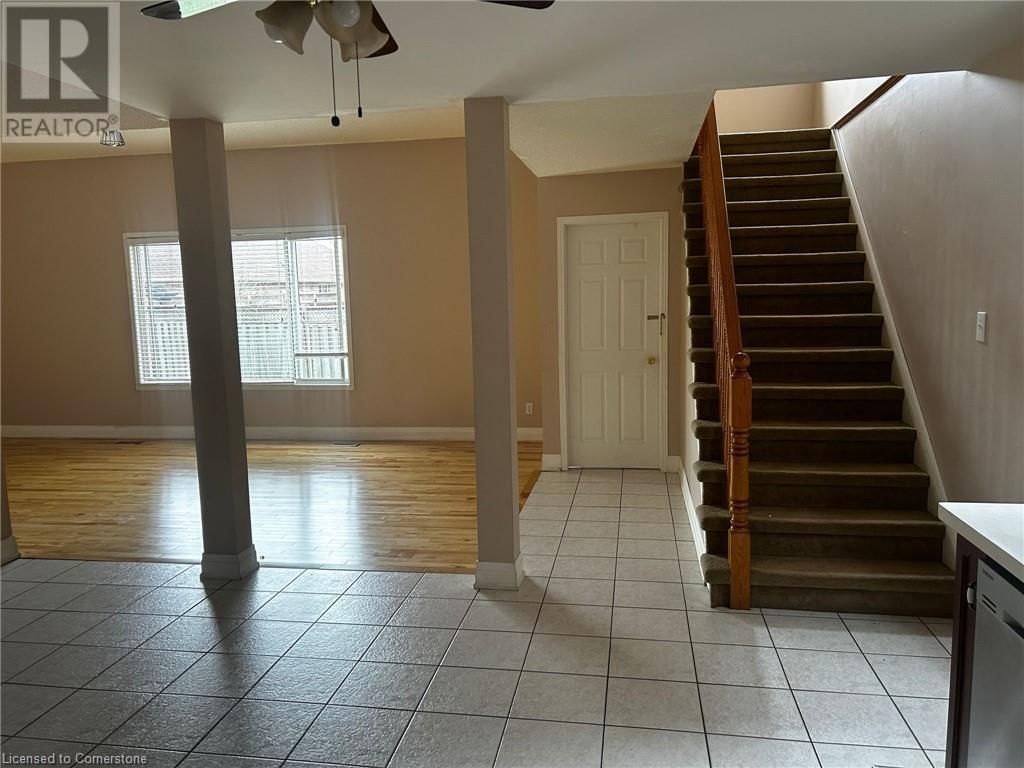 UPPER - 381 CRERAR DRIVE Image 7