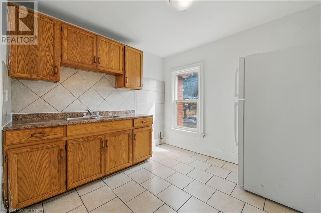 694 WILSON STREET Image 16