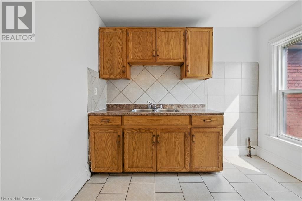 694 WILSON STREET Image 17