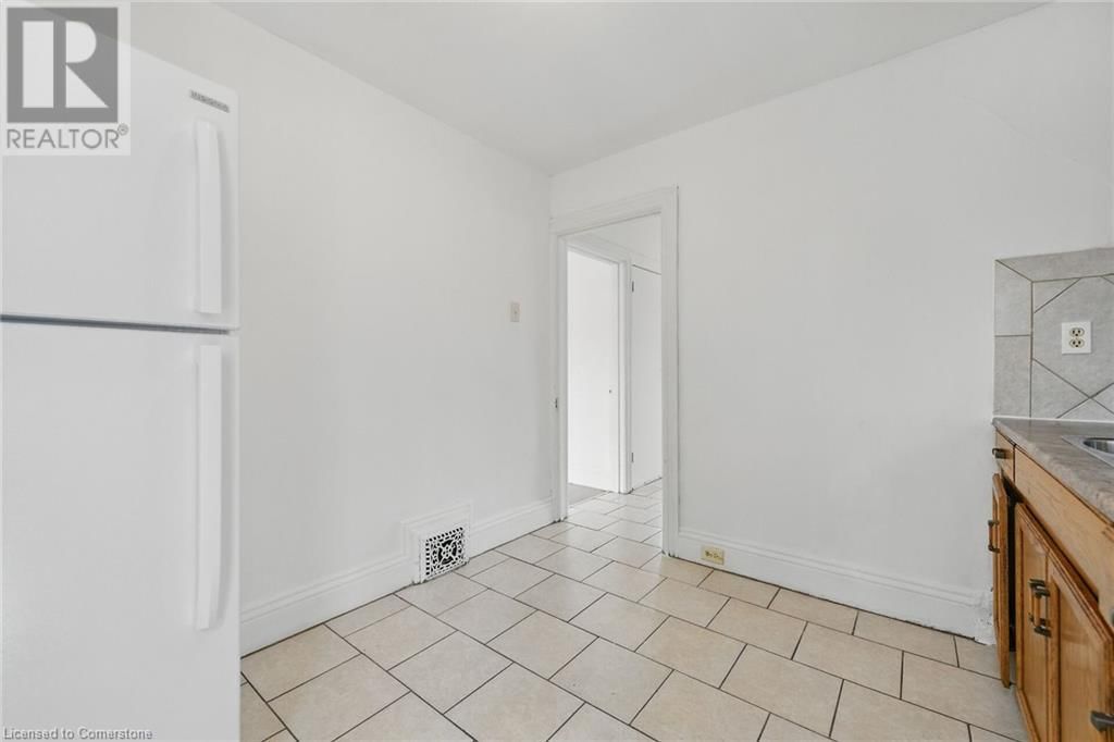 694 WILSON STREET Image 18