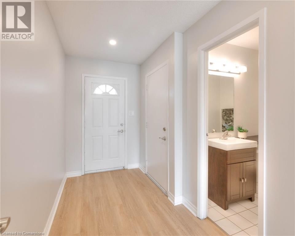 48 - 10 HOLBORN COURT Image 12
