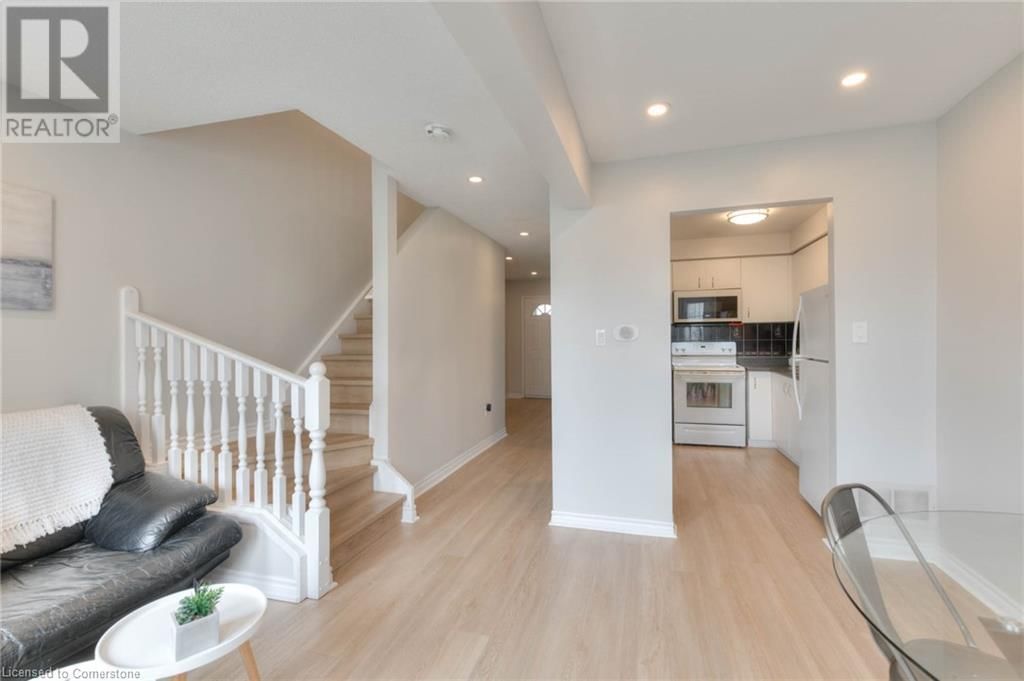48 - 10 HOLBORN COURT Image 6