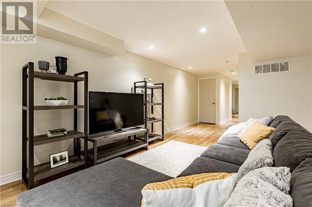 32 FOREST VALLEY CRESCENT Image 32