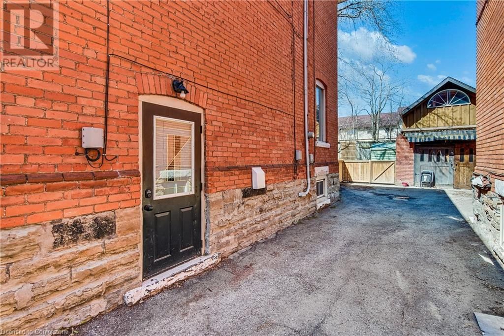 20 LOCKE STREET SOUTH Image 32