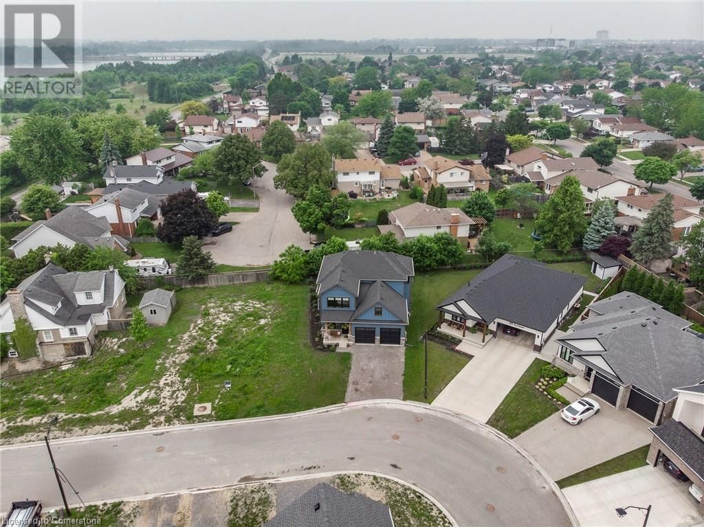 92 IVY CRESCENT Image 26
