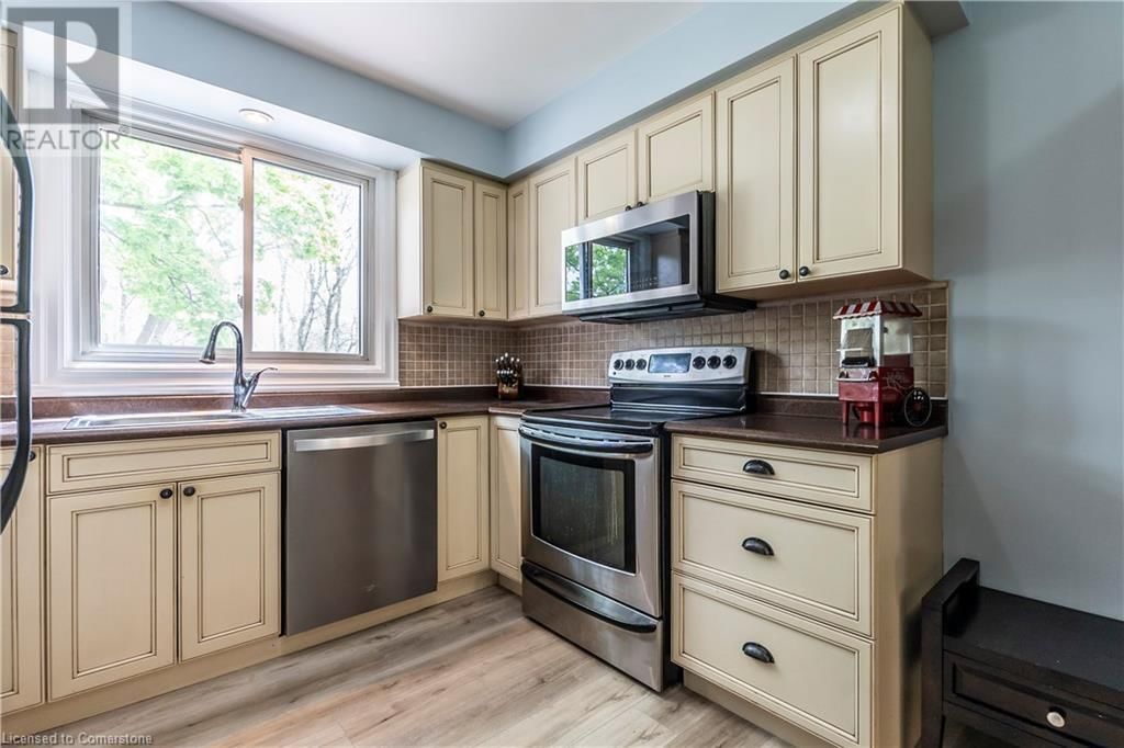7 - 121 MORGAN AVENUE Image 4