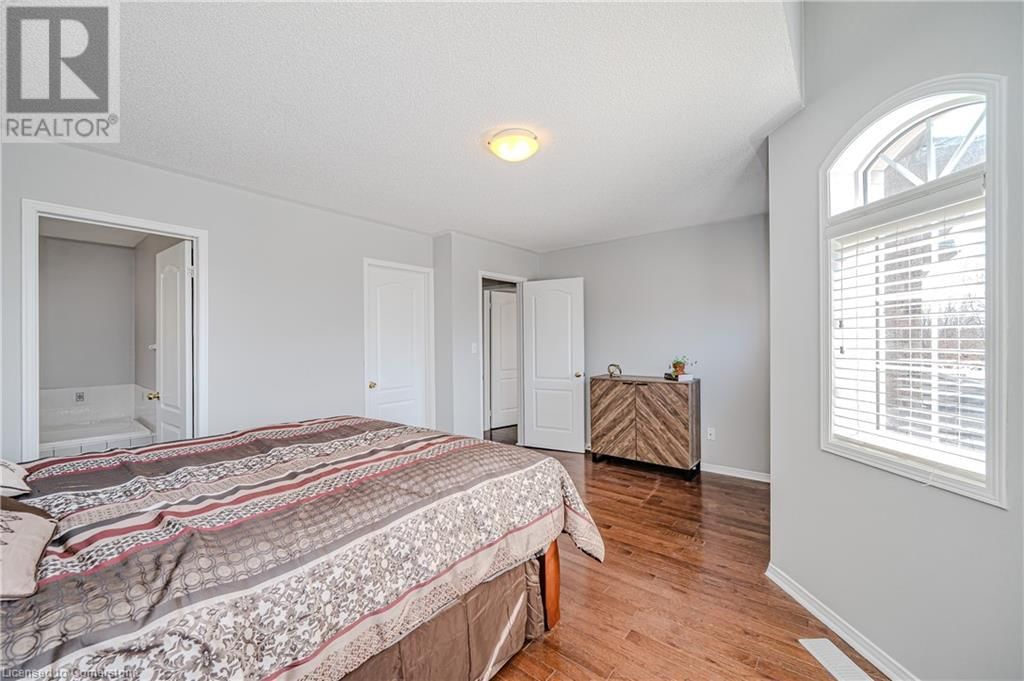 2267 EMPIRE CRESCENT Image 24