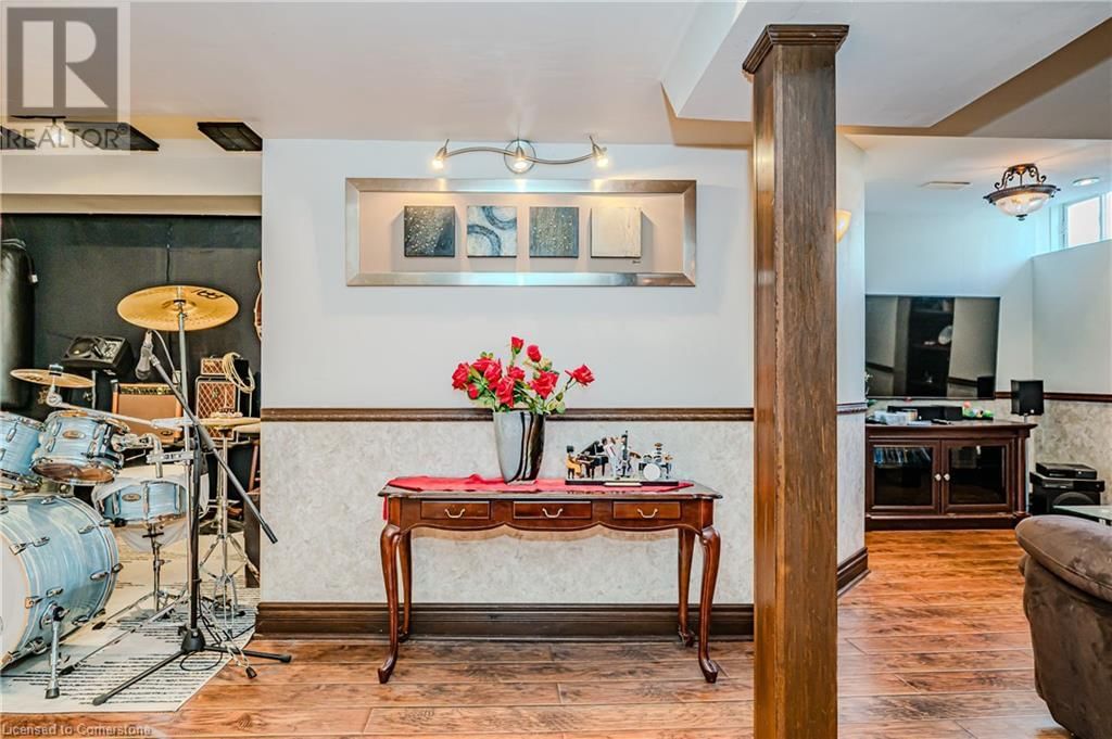 2267 EMPIRE CRESCENT Image 35