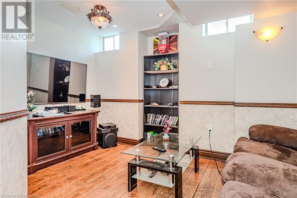 2267 EMPIRE CRESCENT Image 36