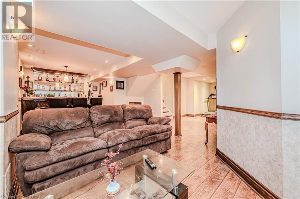 2267 EMPIRE CRESCENT Image 37