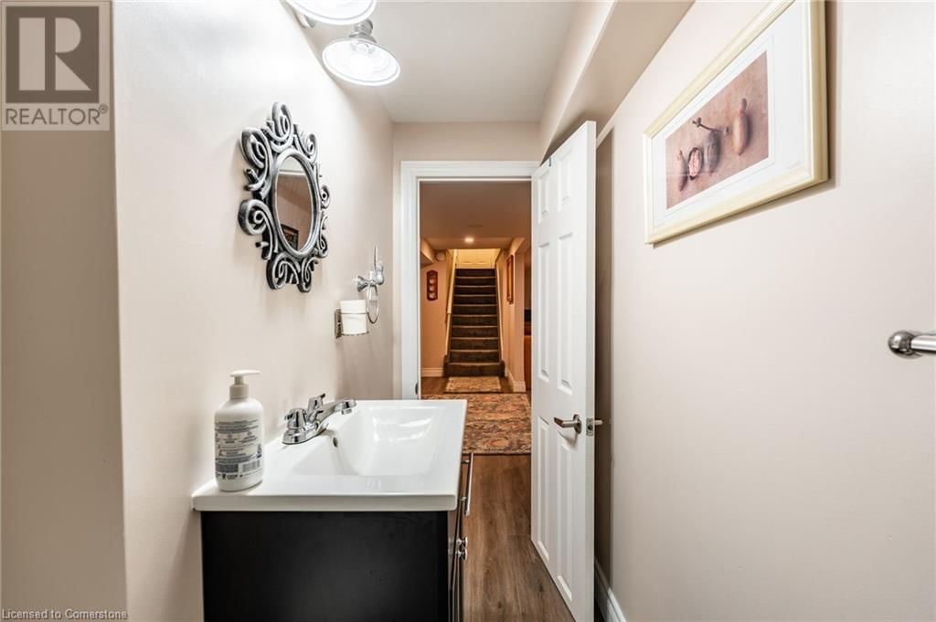 258 OAKHILL DRIVE Image 31