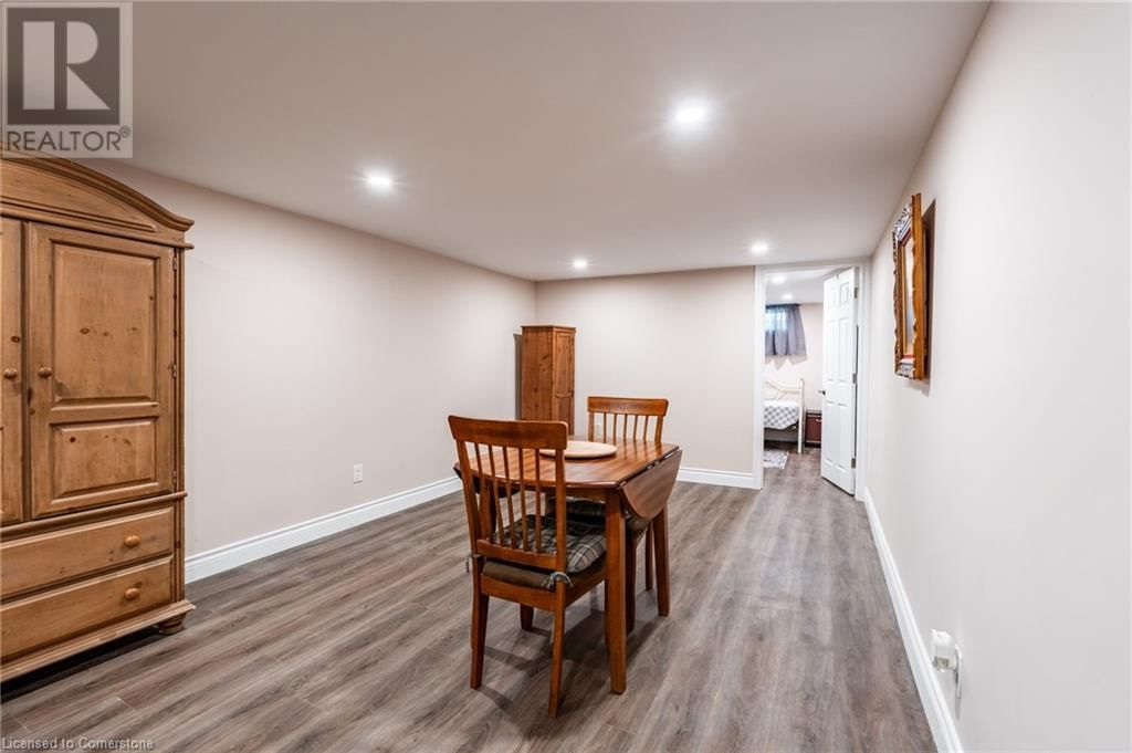 258 OAKHILL DRIVE Image 33