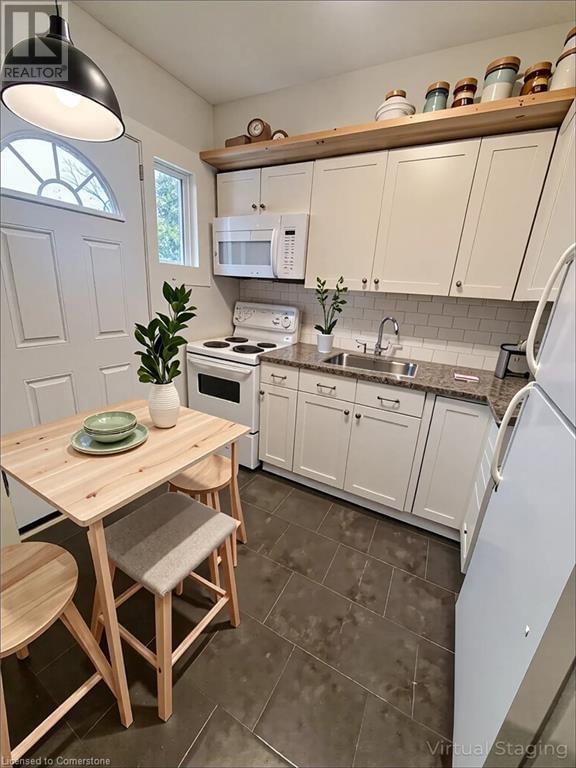 Upper - 15 FREEMAN PLACE Image 14