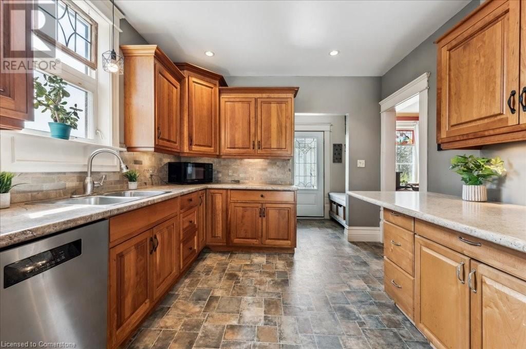 454 WALLACE AVENUE NORTH Image 24