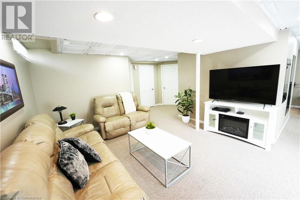 204 QUINTE COURT Image 37