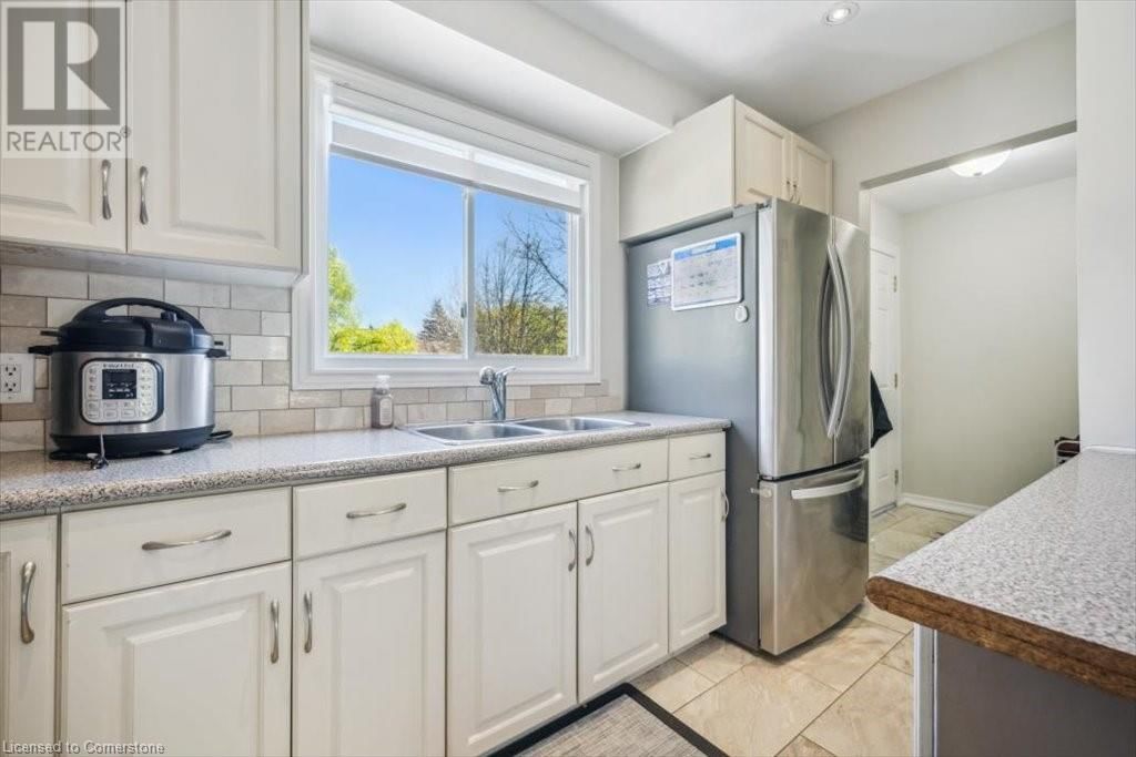 A - 421 BAIRSTOW CRESCENT Image 17