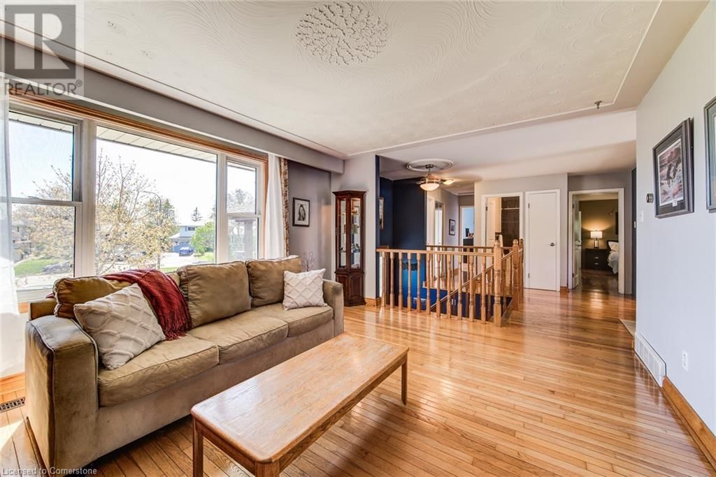 330 DALEVIEW PLACE Image 11