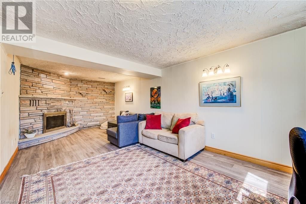330 DALEVIEW PLACE Image 32