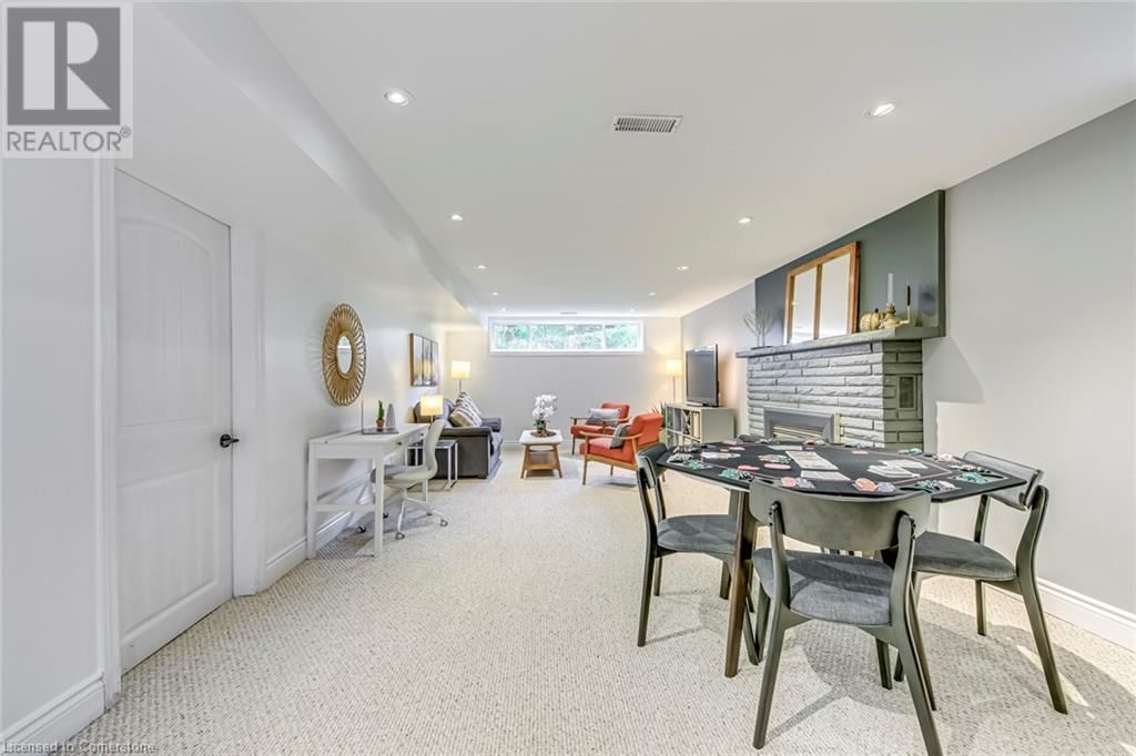 1306 NAPIER CRESCENT Image 32