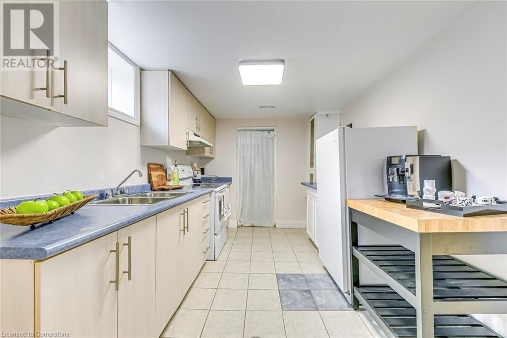 1306 NAPIER CRESCENT Image 37